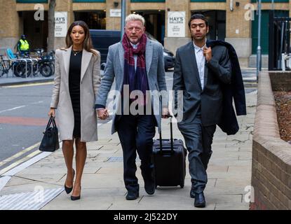 Sei volte vincitore del Grand Slam, Boris Becker al Southwark Crown Court con la ragazza, Lilian de Carvalho Monteiro, durante il suo processo fallimentare. Foto Stock