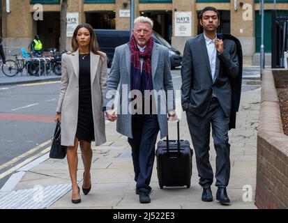 Sei volte vincitore del Grand Slam, Boris Becker al Southwark Crown Court con la ragazza, Lilian de Carvalho Monteiro, durante il suo processo fallimentare. Foto Stock
