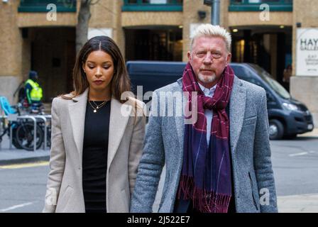 Sei volte vincitore del Grand Slam, Boris Becker al Southwark Crown Court con la ragazza, Lilian de Carvalho Monteiro, durante il suo processo fallimentare. Foto Stock