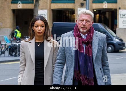 Sei volte vincitore del Grand Slam, Boris Becker al Southwark Crown Court con la ragazza, Lilian de Carvalho Monteiro, durante il suo processo fallimentare. Foto Stock