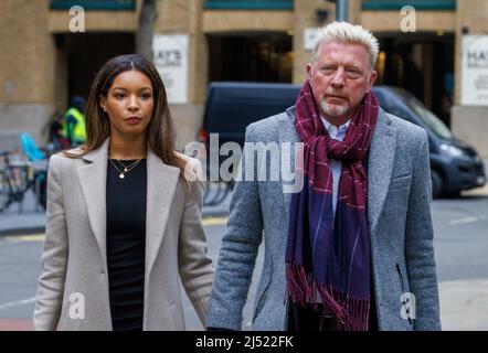 Sei volte vincitore del Grand Slam, Boris Becker al Southwark Crown Court con la ragazza, Lilian de Carvalho Monteiro, durante il suo processo fallimentare. Foto Stock
