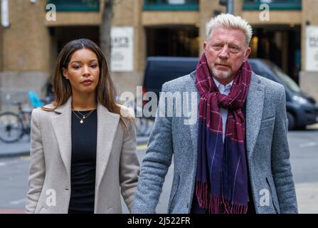 Sei volte vincitore del Grand Slam, Boris Becker al Southwark Crown Court con la ragazza, Lilian de Carvalho Monteiro, durante il suo processo fallimentare. Foto Stock