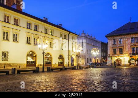 Centro della città di notte: Antichi temi. Piazza Maly Rynek a Cracovia, Polonia. Foto Stock