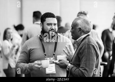 Johannesburg, Sudafrica - 17 agosto 2017: Delegati in rete ad un convegno di vendita in una grande sala conferenze Foto Stock