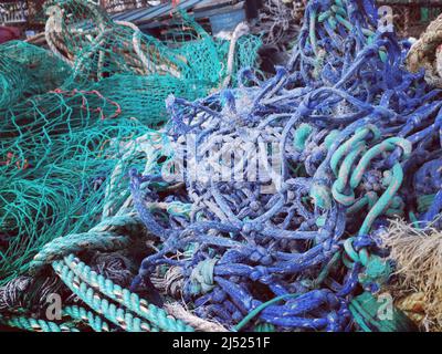Reti da pesca in nylon blu e verde a telaio pieno per l'uso come sfondo Foto Stock