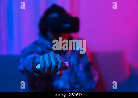 Metaverse Technology Concept, uomo indossare occhiali VR e divertirsi a giocare a boxe nel mondo virtuale. Foto Stock