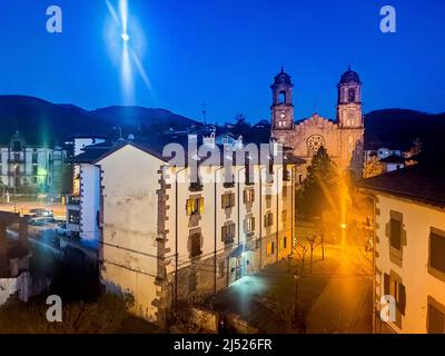 Elisondo. Notte nel comune di Elizondo con luna piena, nella valle di Baztán in una giornata completamente limpida. Fotografia orizzontale. Foto Stock