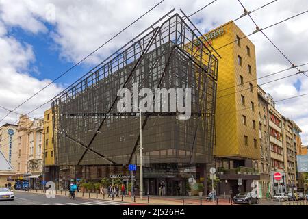Belgrado, Serbia - 17 aprile 2022: Moderno Hotel Building Courtyard Marriott nel centro della capitale. Foto Stock