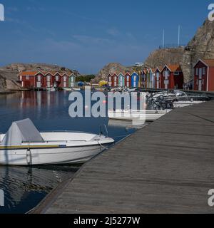 10 settembre 2021 - Smogen, Svezia: Le tradizionali barche della costa occidentale svedese attraggono turisti in questa regione dell'arcipelago Foto Stock