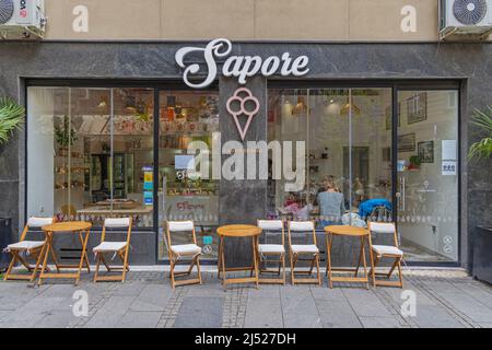 Belgrado, Serbia - 17 aprile 2022: Negozio di gelati naturali in stile italiano Sapore nel centro della capitale. Foto Stock