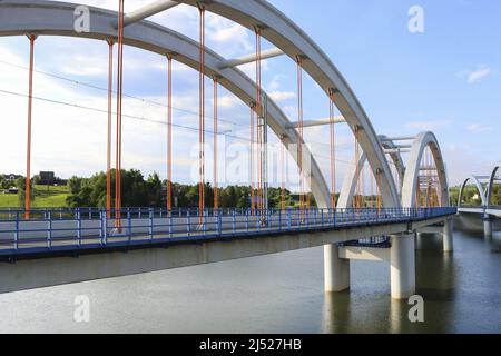 Ponti - treni e automobili sul lago Mucharskie, Dabrowka, Polonia. Foto Stock