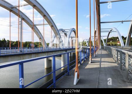Ponti - treni e automobili sul lago Mucharskie, Dabrowka, Polonia. Foto Stock
