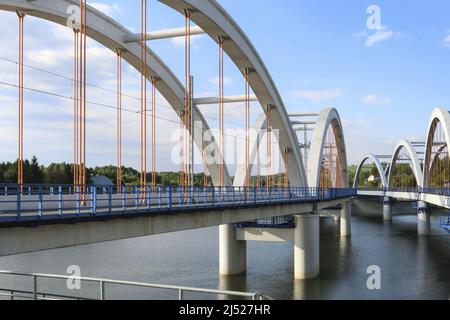 Ponti - treni e automobili sul lago Mucharskie, Dabrowka, Polonia. Foto Stock