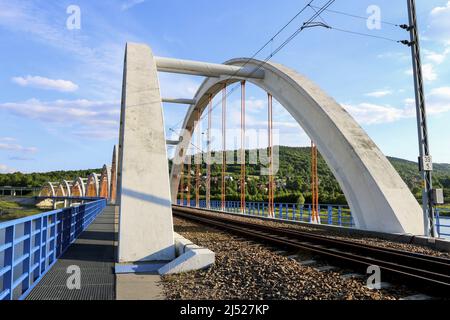 Ponti - treni e automobili sul lago Mucharskie, Dabrowka, Polonia. Foto Stock