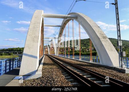 Ponti - treni e automobili sul lago Mucharskie, Dabrowka, Polonia. Foto Stock