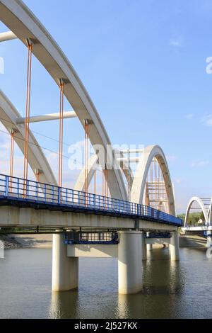 Ponti - treni e automobili sul lago Mucharskie, Dabrowka, Polonia. Foto Stock