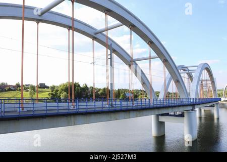 Ponti - treni e automobili sul lago Mucharskie, Dabrowka, Polonia. Foto Stock