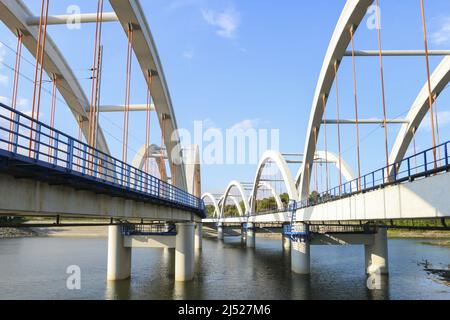 Ponti - treni e automobili sul lago Mucharskie, Dabrowka, Polonia. Foto Stock
