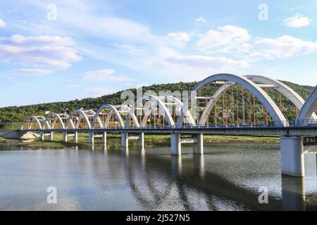 Ponti - treni e automobili sul lago Mucharskie, Dabrowka, Polonia. Foto Stock