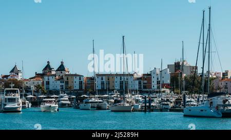 Vilamoura, Portogallo - Apri 15, 2022: Marina piena di yacht di lusso a Vilamoura turistica, Quarteira, Algarve, Portogallo Foto Stock