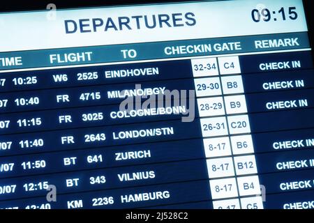 Primo piano di un display a LED di informazioni sui voli in un aeroporto Foto Stock