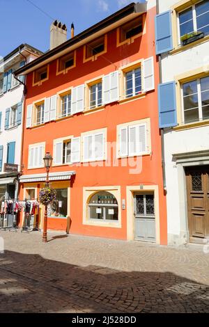 Yverdon-les-Bains, Svizzera - 18 Aprile 2017: Una casa di locazione colorata situata lungo la strada nel centro storico, le finestre sono dotate di woo Foto Stock