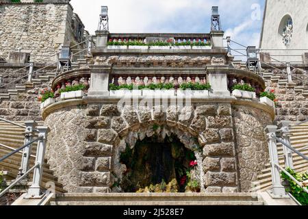 Rapperswil, Svizzera - 10 maggio 2016: Fontana nella forma della grotta è decorazione della scalinata che porta dalla piazza della città al castello Foto Stock
