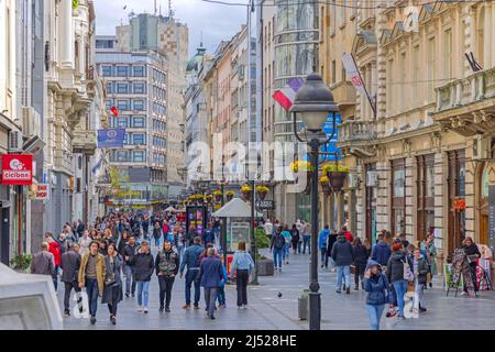 Belgrado, Serbia - 17 aprile 2022: Persone a piedi nella zona pedonale di via Knez Mihailova nel centro della capitale in primavera. Foto Stock