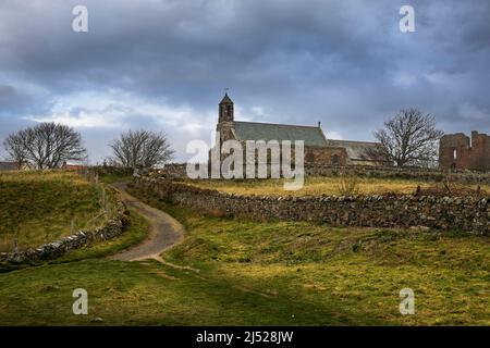 Chiesa di Santa Maria Vergine accanto al Priorato di Lindisfarne sull'Isola Santa, Northumberland, Inghilterra Foto Stock