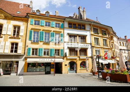 Yverdon-les-Bains, Svizzera - 18 aprile 2017: Varie case di locazione colorate lungo la facciata della piazza. Ci sono diverse vetrine Foto Stock