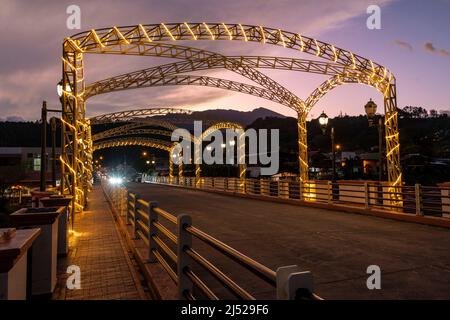 Al tramonto sul ponte che attraversa il fiume Caldera e attraversa il centro di Boquete, gli altopiani di Chiriqui, Panama, America Centrale. Foto Stock