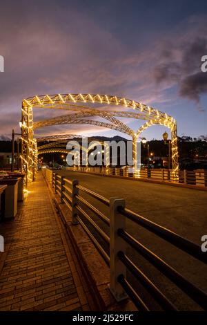 Al tramonto sul ponte che attraversa il fiume Caldera e attraversa il centro di Boquete, gli altopiani di Chiriqui, Panama, America Centrale. Foto Stock