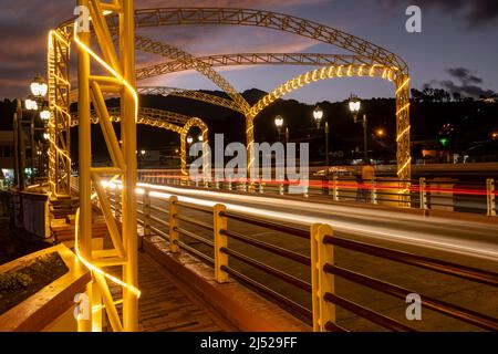 Al tramonto sul ponte che attraversa il fiume Caldera e attraversa il centro di Boquete, gli altopiani di Chiriqui, Panama, America Centrale. Foto Stock