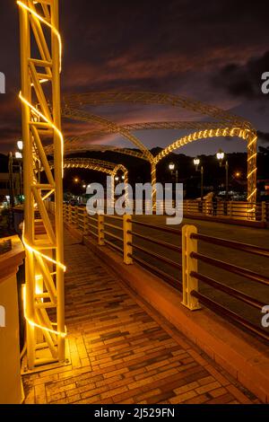 Al tramonto sul ponte che attraversa il fiume Caldera e attraversa il centro di Boquete, gli altopiani di Chiriqui, Panama, America Centrale. Foto Stock