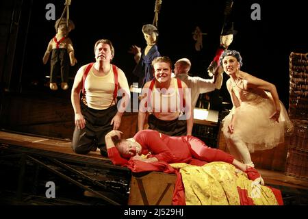 l-r: Nicholas Folwell (Doctor), (Lying, Foreground) Gwion Thomas (Punch), Peter Hoare (Lawyer), Carol Rowlands (Judy / Fortune Teller) in PUNCH AND JUDY al Linbury Theatre, The Royal Opera ROH2, Covent Garden, London WC2 17/03/2008 un compositore di produzione musicale del Galles: Harrison Birtwistle librettist: Stephen Rafferty Design: Simon Banham Lighting: ACE McCarron regista: Michael McCarthy Foto Stock