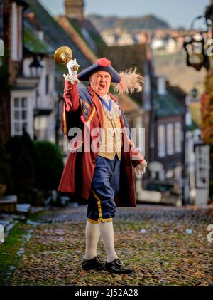 Solo per uso editoriale - Città Crier Paul Goring di Rye in East Sussex. Foto di Jim Holden Foto Stock
