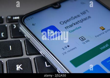 App OpenSea android sullo schermo di Google Play Store. Applicazione NFT Marketplace OpenSea. Afyonkarahisar, Turchia - 18 aprile 2022. Foto Stock