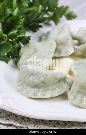 Gnocchi verdi con spinaci sul piatto. Pranzo piatto Foto Stock