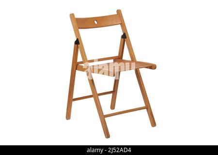 Sedia in legno pieghevole su bianco con percorso di taglio Foto Stock
