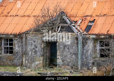 Casa abbandonata e non mantenuta vicino a Scalpay Bridge, Isola di Lewis, Scozia Foto Stock