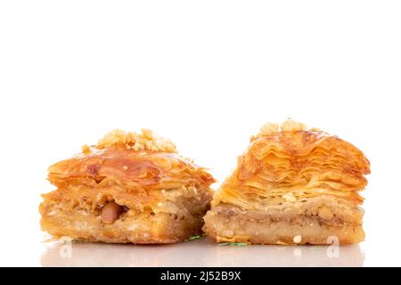 Dolce baklava classico, macro, isolato su sfondo bianco. Foto Stock