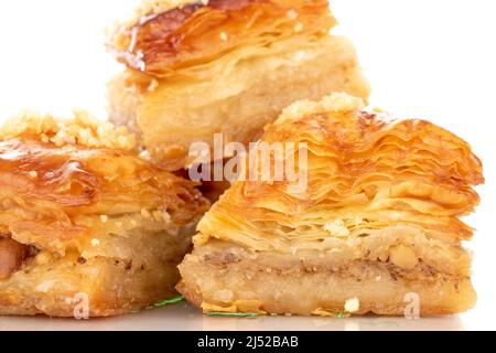 Dolce baklava classico, macro, isolato su sfondo bianco. Foto Stock