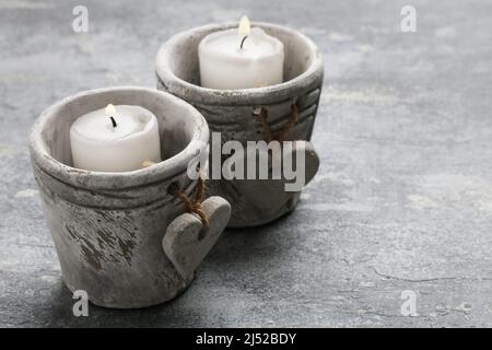Candela di pietra con un cuore. Metafora di perdita e di macinatura. Decorazioni romantiche Foto Stock
