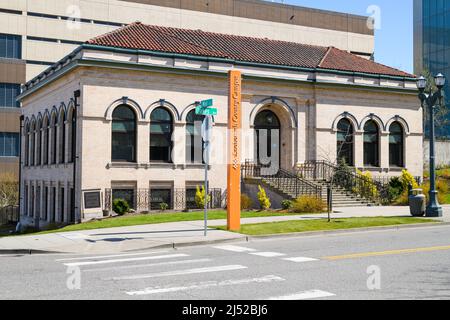 Everett, WA, USA - 17 aprile 2022; Carnegie Library a Everett, Washington, nel campus governativo della contea di Snohomish Foto Stock