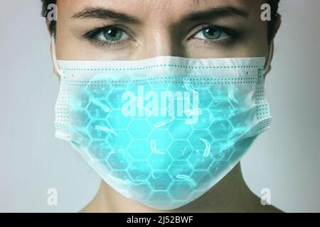 Giovane donna caucasica indossa una maschera per il viso per la protezione contro il virus Foto Stock