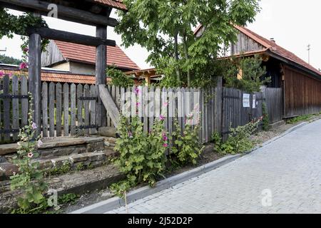 Architettura in legno iscritta nella lista del patrimonio mondiale dell'UNESCO. Lanckorona, Polonia. Foto Stock