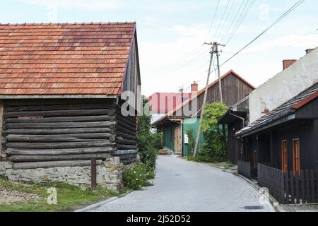 Architettura in legno iscritta nella lista del patrimonio mondiale dell'UNESCO. Lanckorona, Polonia. Foto Stock
