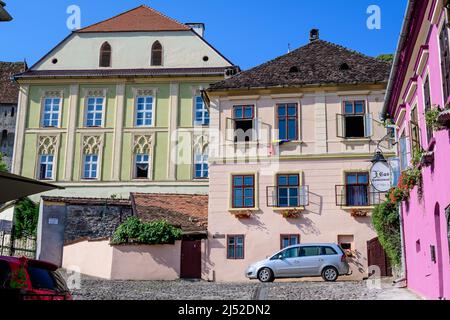 Sighisoara, Romania, 13 luglio 2021: Vecchie case dipinte di colore nel centro storico della cittadella di Sighisoara, in Transilvania (Transilvania) regi Foto Stock