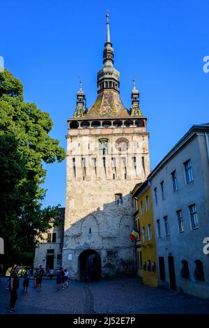 Sighisoara, Romania, 13 luglio 2021: La Torre dell'Orologio o la Torre del Consiglio della cittadella medievale nel centro storico, un sito patrimonio mondiale dell'UNESCO in Foto Stock