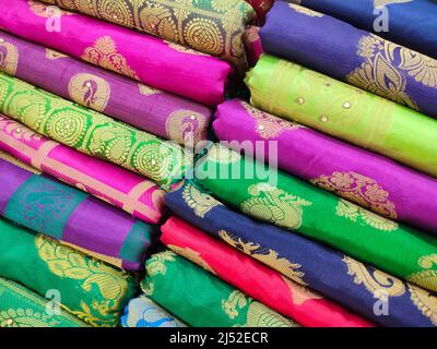 Rotoli di tessuto e tessuti in negozio. Multi colori motivi indiani sul mercato tessuti in rotoli. Negozio di tessuti a Pune, Maharashtra, India. Foto Stock